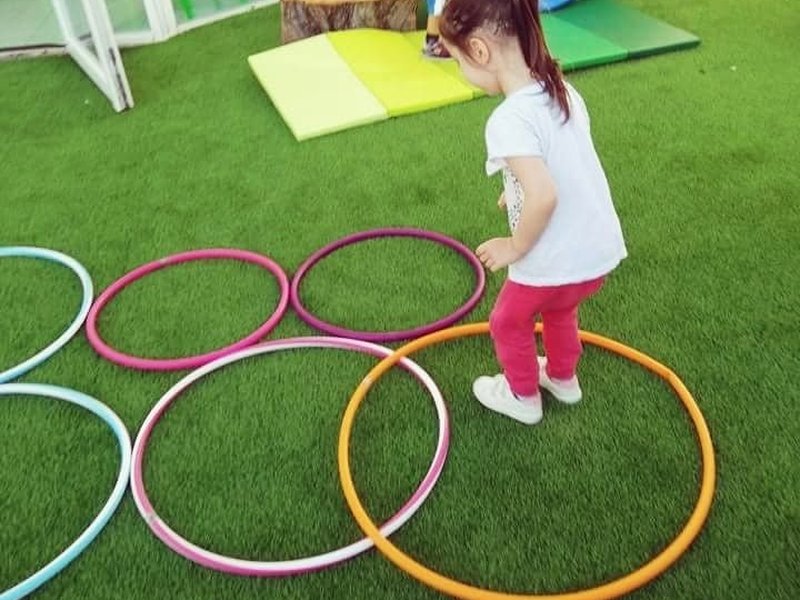 Criança da creche em atividade de psicomotricidade